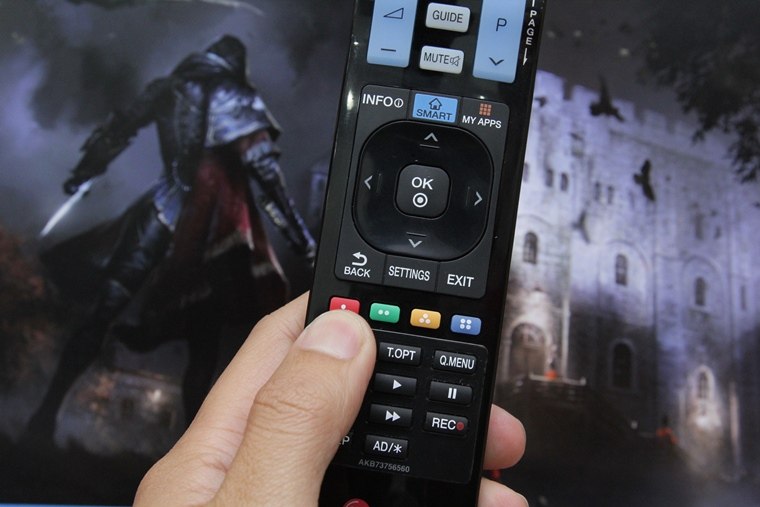 Nhấn nút màu đỏ trên remote