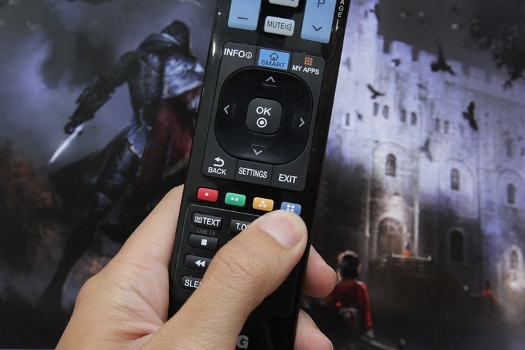 Nhấn nút màu xanh dương trên remote để tìm kiếm