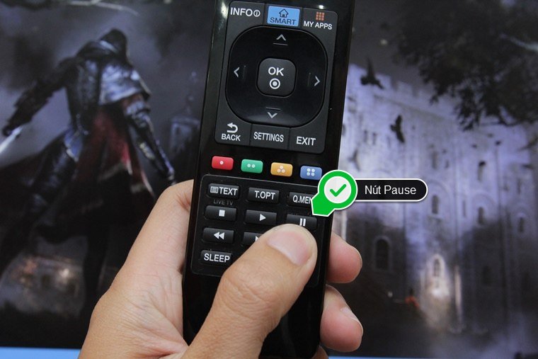 Nhấn nút Pause trên remote