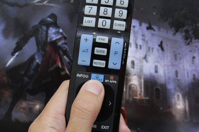 Cách sử dụng ứng dụng FPT Play trên Smart tivi LG hệ điều hành NetCast > Nhấn nút SMART trên remote