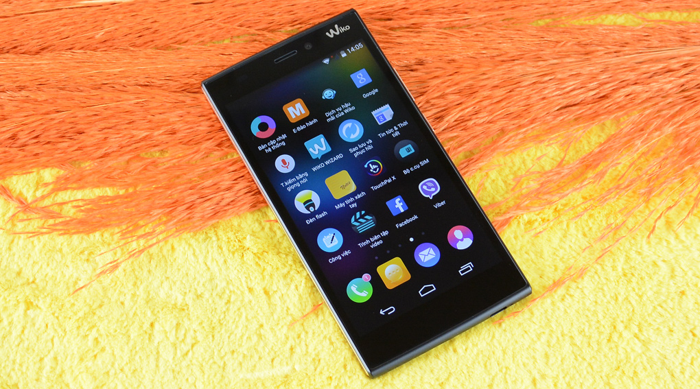 Máy có camera trước 5MP, camera sau 13MP kèm đèn LED Flash trợ sáng