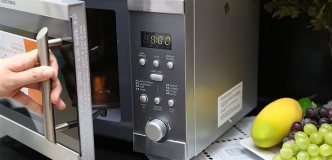 Tại sao lò vi sóng không quay?