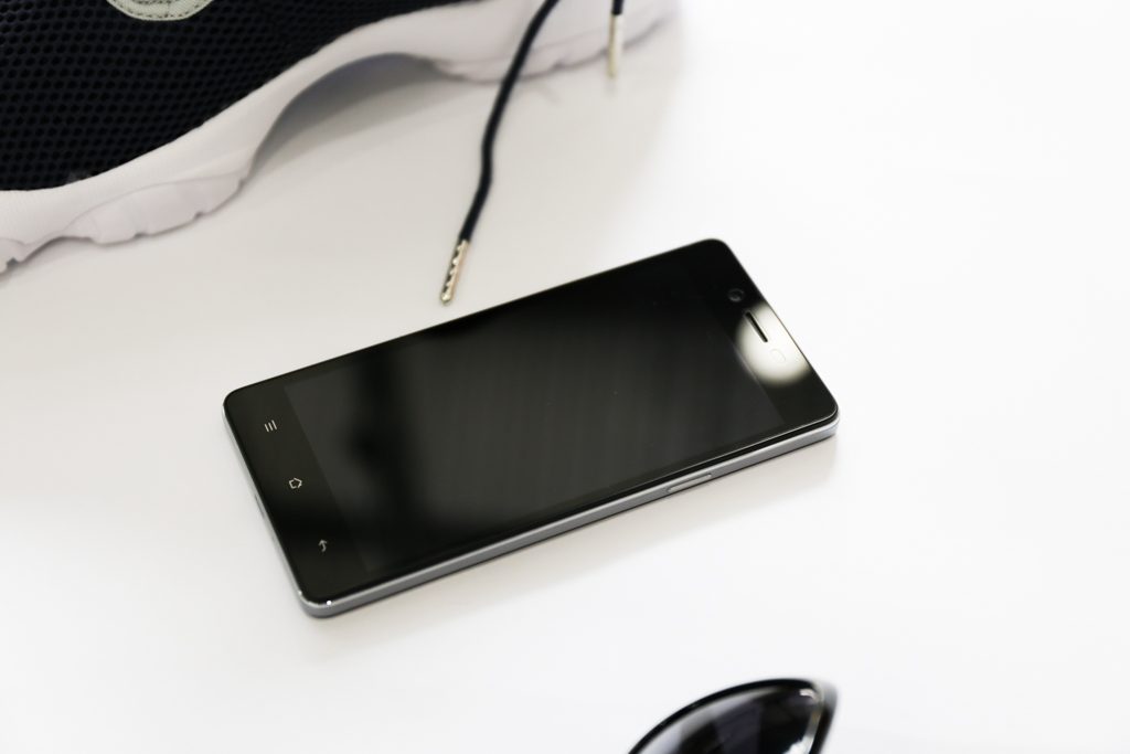 Mặt trước của máy có phần thua thiệt so với mặt sau OPPO Mirror 5