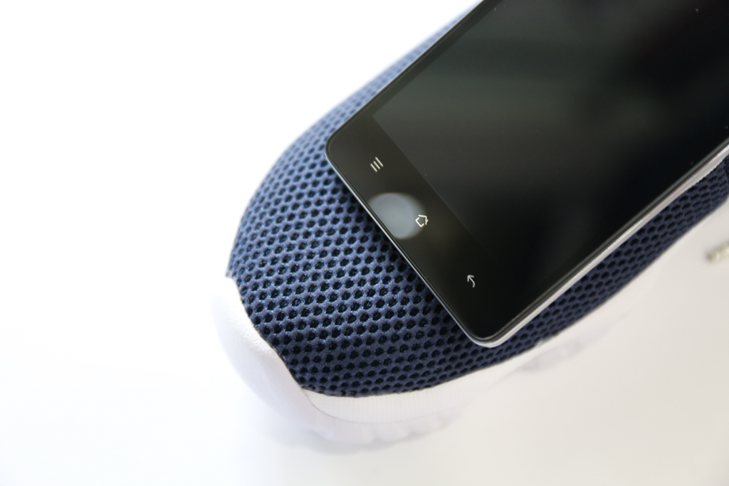 Ba phím điều hướng cảm ứng nổi lên trên mặt kính OPPO Mirror 5