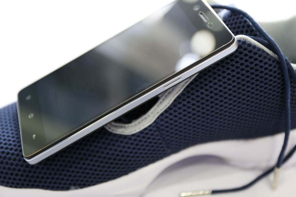 Cạnh phải là nơi đặt nút nguồn. Khung viền của máy được làm chắc chắn với chất liệu cũng vô cùng cao cấp, sáng bóng và chắc chắn OPPO Mirror 5