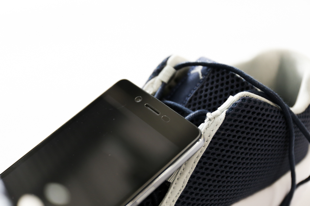 Phía trên của máy là camera trước độ phân giải 5 MP, loa thoại và cảm biến ánh sáng Phía trên của máy là camera trước độ phân giải 5 MP, loa thoại và cảm biến ánh sáng