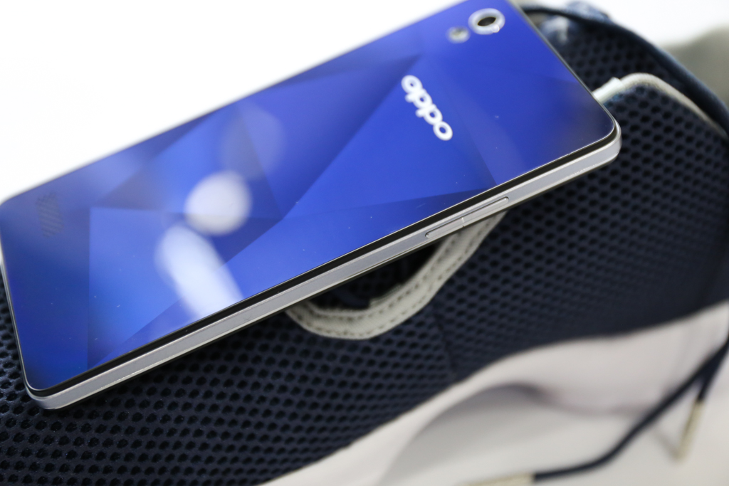 Cạnh trái là nơi chứa phím tăng, giảm âm lượng Cạnh trái là nơi chứa phím tăng, giảm âm lượng