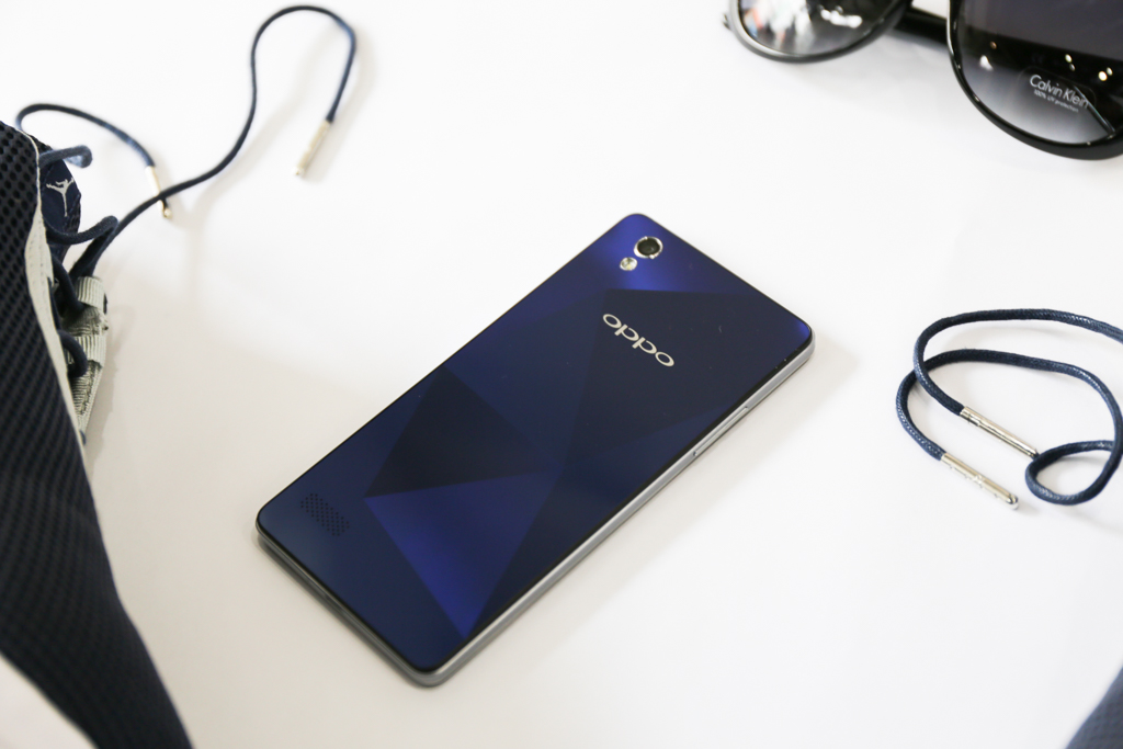 Mặt sau cực đẹp mắt của OPPO Mirror 5 Mặt sau cực đẹp mắt của OPPO Mirror 5