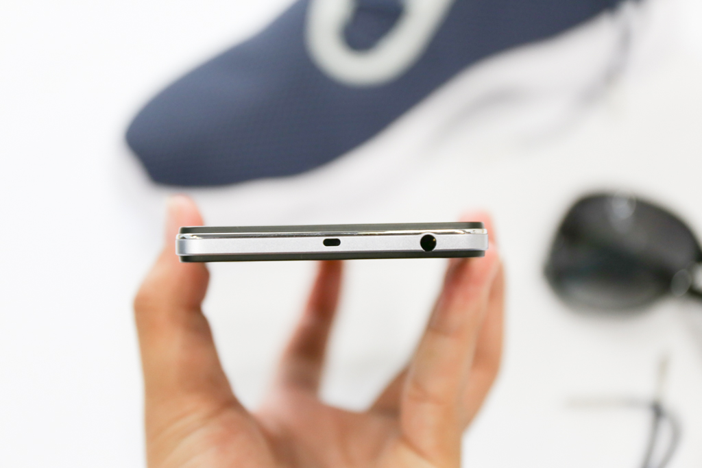 Phía trên máy là jack cắm tai nghe 3,5 mm và cổng hồng ngoại để điều khiển một số thiết bị điện tử trong nhà Phía trên máy là jack cắm tai nghe 3,5 mm và cổng hồng ngoại để điều khiển một số thiết bị điện tử trong nhà