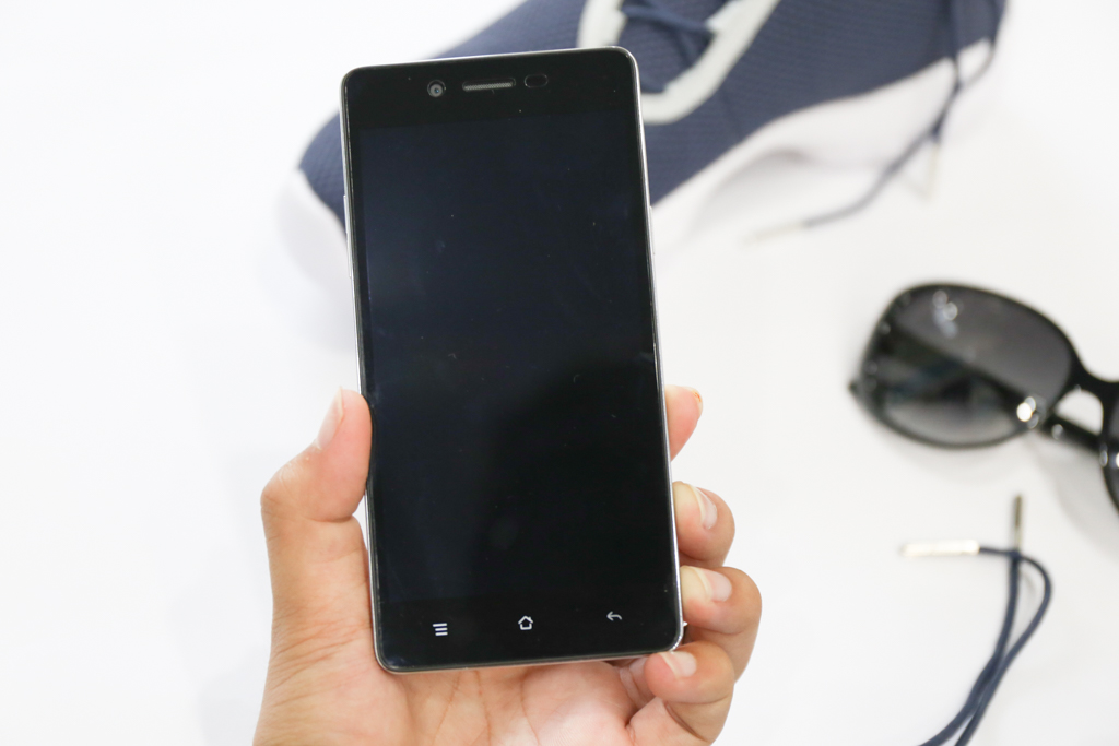 OPPO Mirror 5 có kích cỡ màn hình 5 inch, cầm khá vừa tay OPPO Mirror 5 có kích cỡ màn hình 5 inch, cầm khá vừa tay