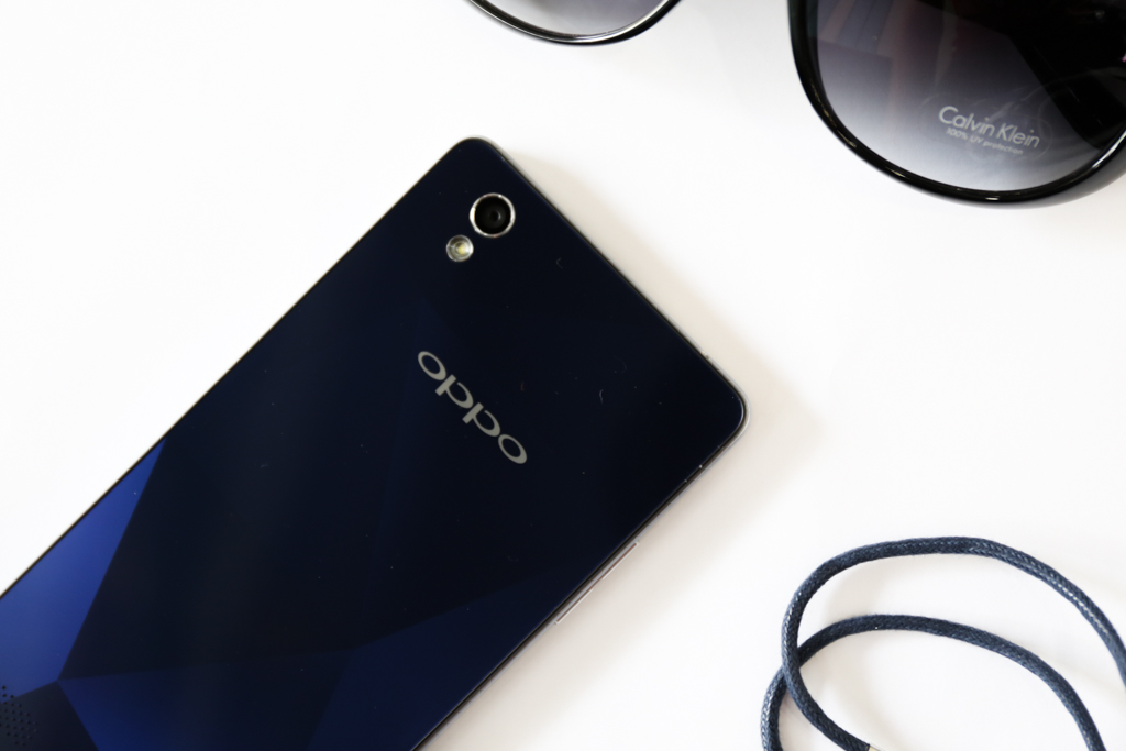 Mặt lưng chuyển đổi màu sắc nếu chúng ta thay đổi góc nhìn Mặt lưng chuyển đổi màu sắc nếu chúng ta thay đổi góc nhìn