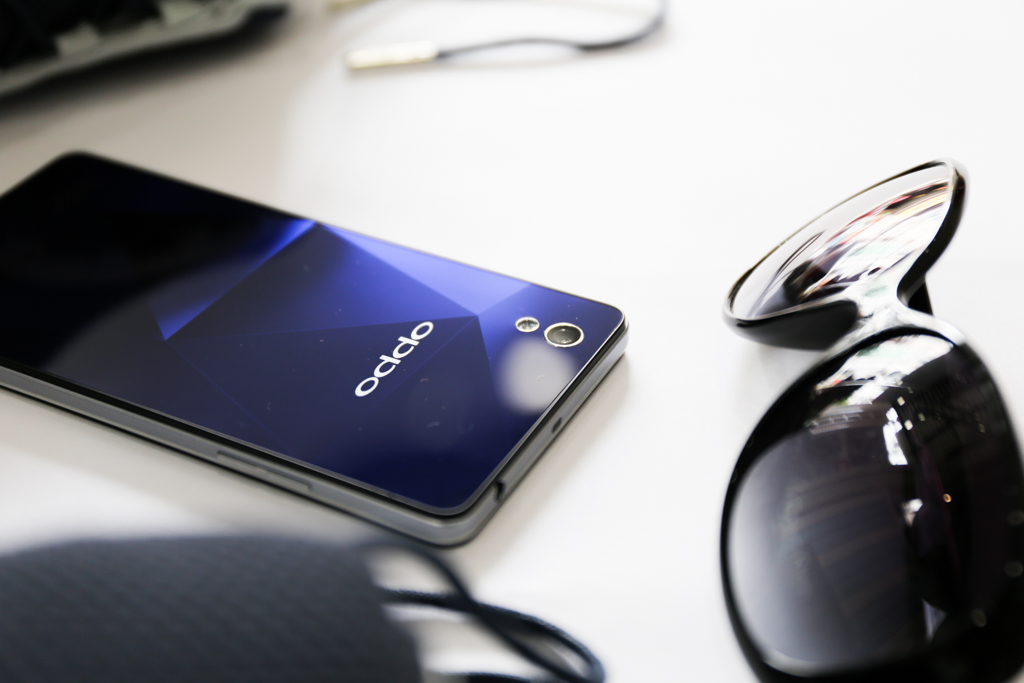 Camera độ phân giải 8 MP và đèn Flash LED được đặt tinh tế, gói gọn lại ở phần bên trái máy. Camera độ phân giải 8 MP và đèn Flash LED được đặt tinh tế, gói gọn lại ở phần bên trái máy