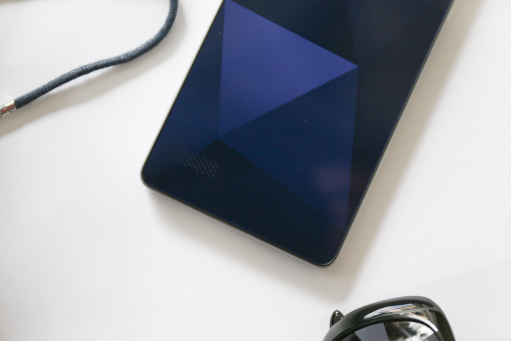 Loa ngoài được thiết kế ngay trên nắp lưng, đây có lẽ là điểm trừ duy nhất của OPPO Mirror 5 Loa ngoài được thiết kế ngay trên nắp lưng, đây có lẽ là điểm trừ duy nhất của OPPO Mirror 5