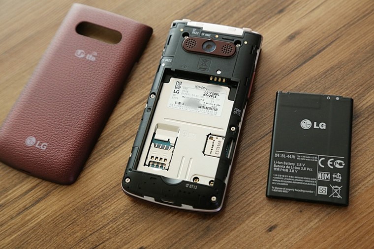 Pin của cả hai sản phẩm đều có thể tháo rời và thay thế, ở thị trường Hàn Quốc thậm chí còn được kèm sẵn hai viên pin