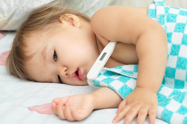 Đưa tẻ ra ngoài đột ngột có thể khiến trẻ bị sốc nhiệt, ho, sốt