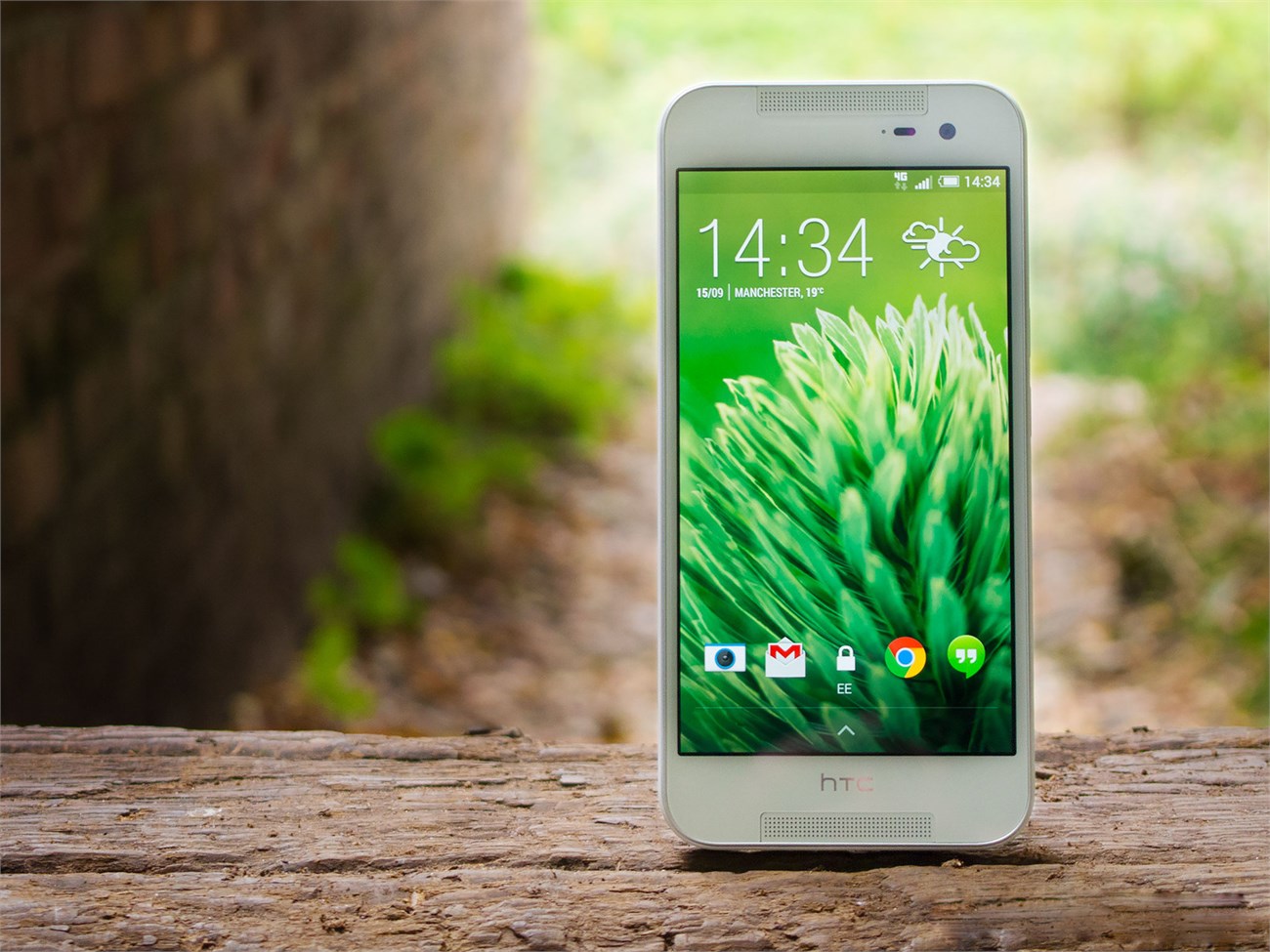 HTC Butterfly 2 có thiết kế hiện đại, trẻ trung