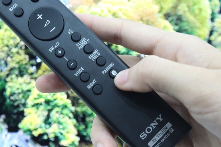 Cách điều khiển loa thanh Sony bằng điện thoại, máy tính bảng > Nhấn nút PAIRING trên remote