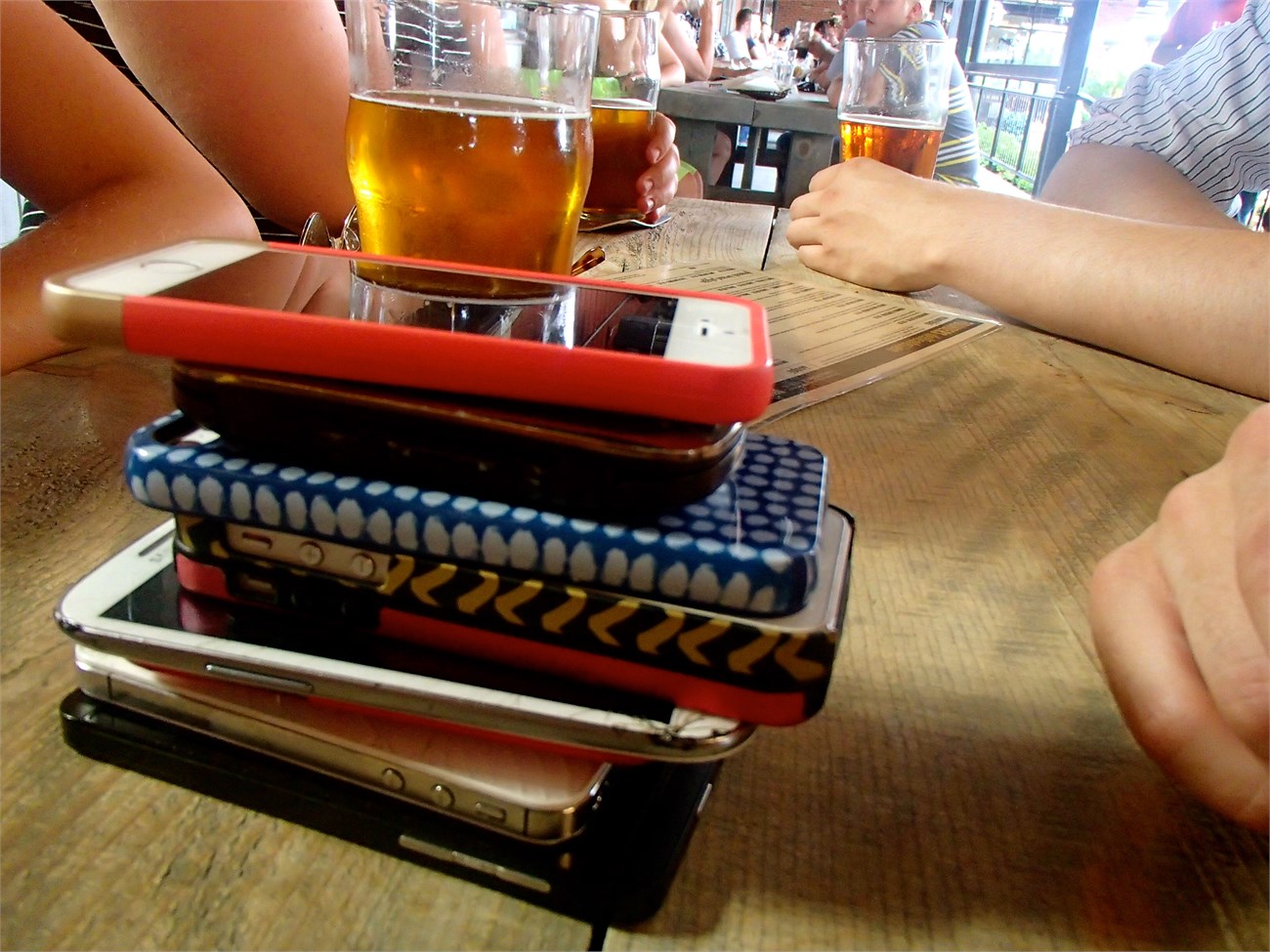 Hãy tập trung vào chuyên môn ăn uống, thay vì vuốt màn hình điện thoại miết