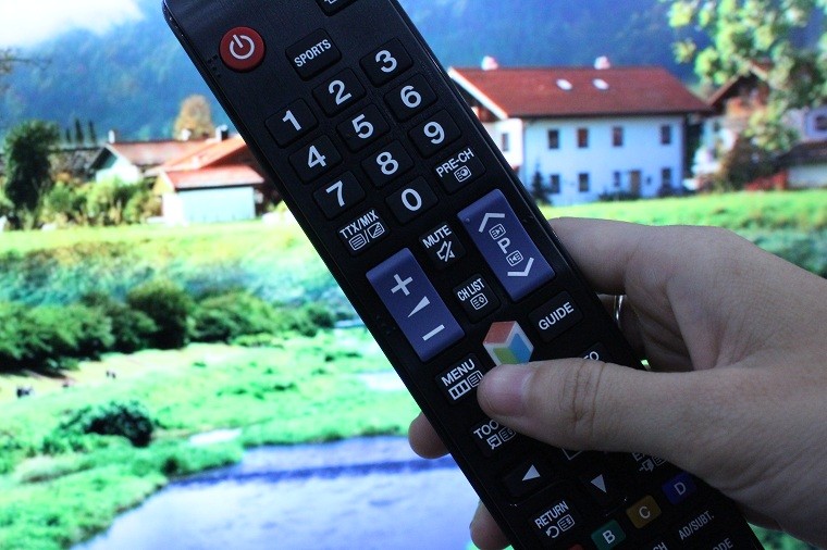 Nhấn nút MENU trên remote