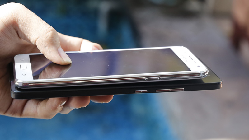 So sánh cạnh viền Galaxy J7 và Zenphone 6