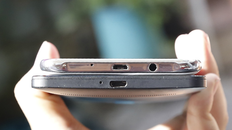 So sánh cạnh dưới Galaxy J7 và Zenphone 6