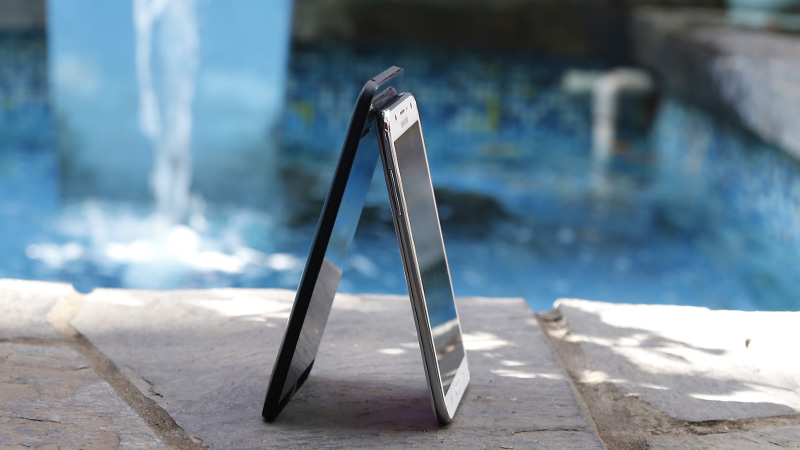 So sánh cạnh viền Galaxy J7 và Zenphone 6