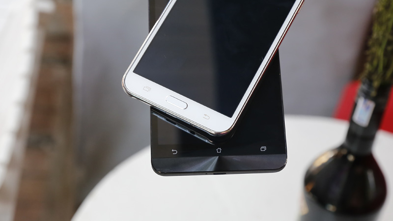 So sánh mặt trước Zenphone 6 và Galaxy J7