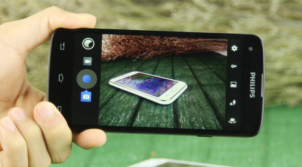 Máy có dung lượng RAM 2GB và nguồn pin 3,000 mAh