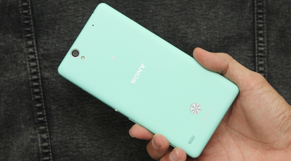 Sony Xperia C4 Dual có cmaera chính 13MP (hỡ trợ quay phim 1080p@30fps), kèm đèn LED Flash
