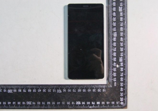 Hyundai L575 có kiểu dáng khá giống dòng Xperia Hyundai L575 có kiểu dáng khá giống dòng Xperia