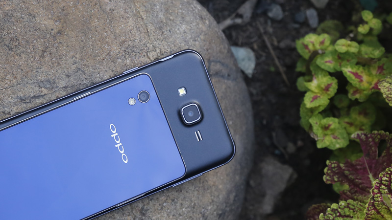 Phần trên mặt lưng Oppo Mirror 5 và Samsung Galaxy J7 Phần trên mặt lưng Oppo Mirror 5 và Samsung Galaxy J7