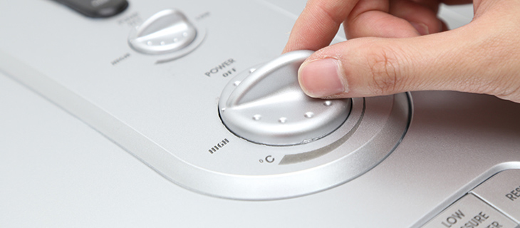Vặn nút điều chỉnh nhiệt độ để BẬT/TẮT máy hoặc tăng/giảm nhiệt độ nước 