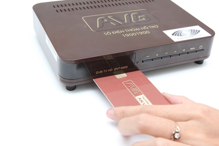 Cách kết nối Smart tivi LG hệ điều hành WebOS với đầu thu kỹ thuật số An Viên > Cắm thẻ giải mã vào đầu thu