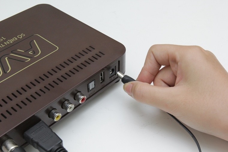 Cách kết nối Smart tivi LG hệ điều hành WebOS với đầu thu kỹ thuật số An Viên > Cắm dây điện vào đầu thu