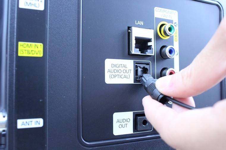 Gắn dây Optical vào cổng DIGITAL AUDIO OUT (OPTICAL) trên tivi Gắn dây Optical vào cổng DIGITAL AUDIO OUT (OPTICAL) trên tivi
