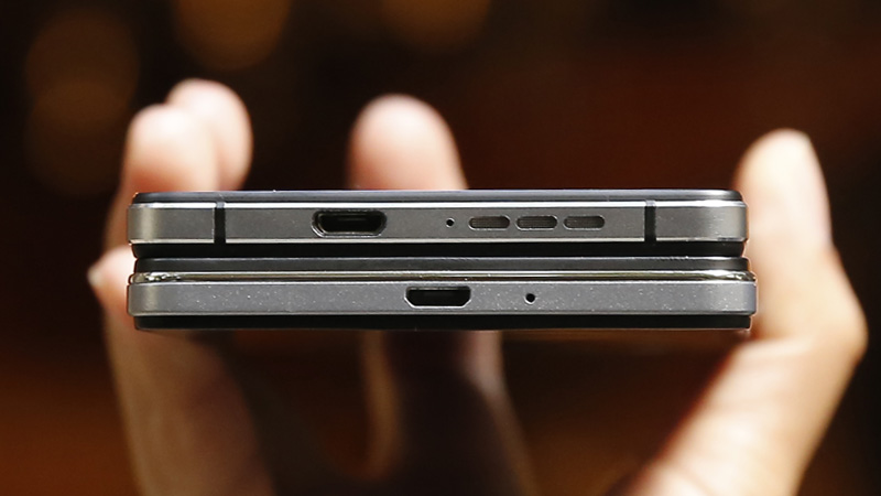 So sánh cạnh dưới Oppo Mirror 5 và R1k So sánh cạnh dưới Oppo Mirror 5 và R1k