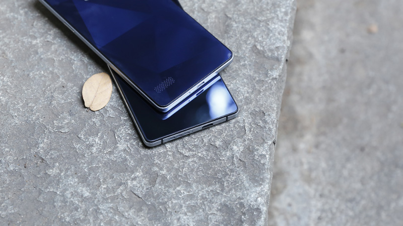 So sánh mặt lưng Oppo Mirror 5 và R1k So sánh mặt lưng Oppo Mirror 5 và R1k
