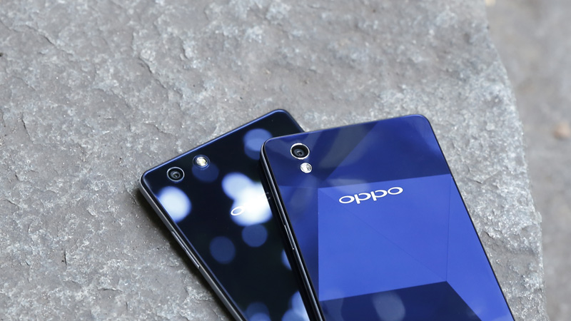 So sánh mặt lưng Oppo Mirror 5 và R1k So sánh mặt lưng Oppo Mirror 5 và R1k