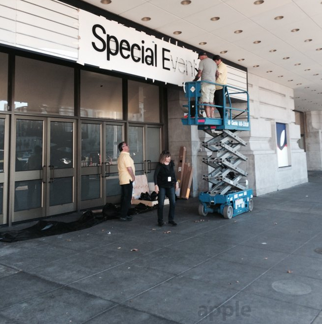 Nhân viên Apple đang trang hoành cho trung tâm
