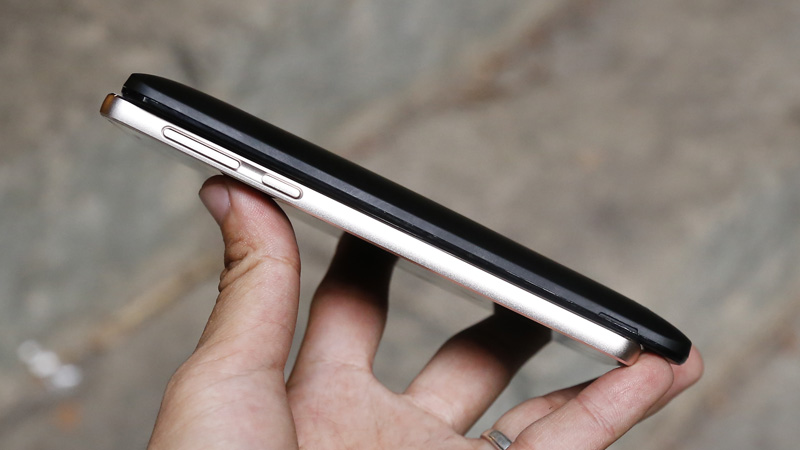 Cạnh phải Q Glam và Zenfone 2 (1.8GHz/2G/16G)