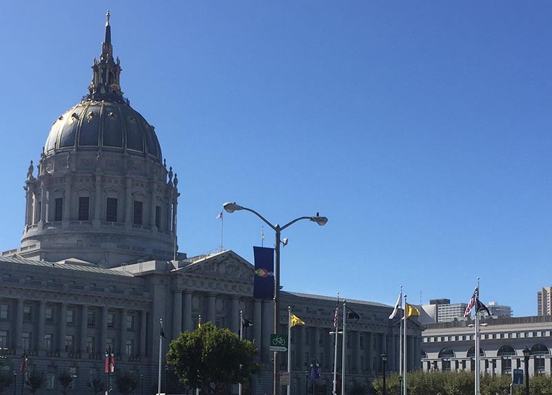 Công đoạn chuẩn bị khán đài Bill Graham Civic trông rất hoành tráng