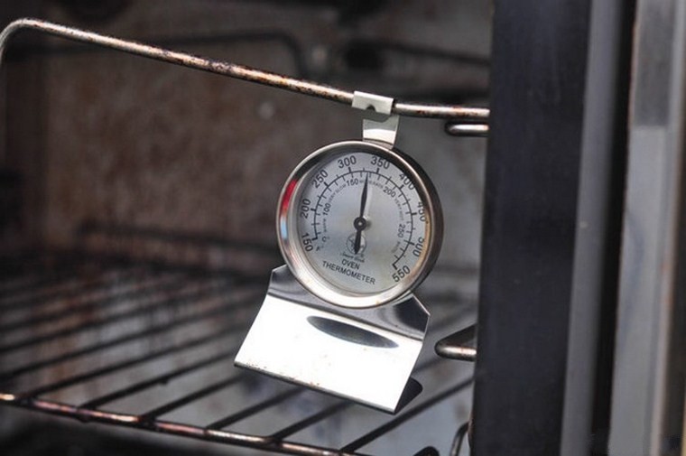 Dùng nhiệt kế lò để biết chính xác nhiệt độ trong lò nướng khi hâm nóng thức ăn