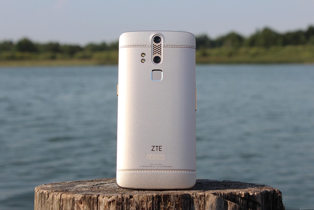 Mặt sau của ZTE Axon có hai phần trên dưới được làm giả da rất đẹp Mặt sau của ZTE Axon có hai phần trên dưới được làm giả da rất đẹp