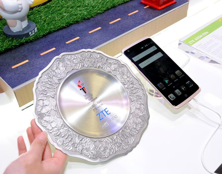 Giải vàng nhưng chiếc đĩa này lại được làm màu bạc Giải vàng nhưng chiếc đĩa này lại được làm màu bạc