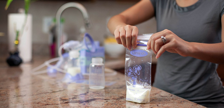 Làm thế nào để tiết kiệm được sữa mẹ trong tủ lạnh đến khi cần dùng?
