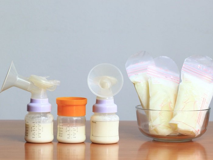 Sữa mẹ có thay đổi mùi vị và màu sắc sau khi bảo quản trong tủ lạnh hay không?