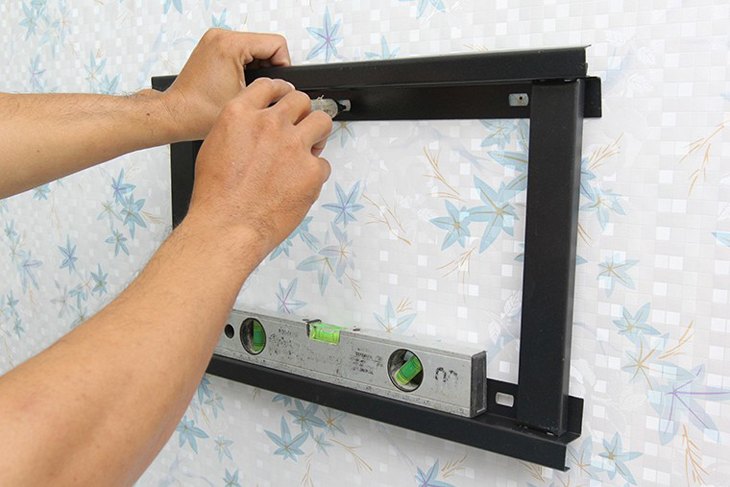 Cách lắp giá treo tivi dạng thẳng tại nhà đúng cách và an toàn