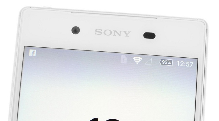 Phần đỉnh mặt trước là cảm biến, logo Sony và camera trước
