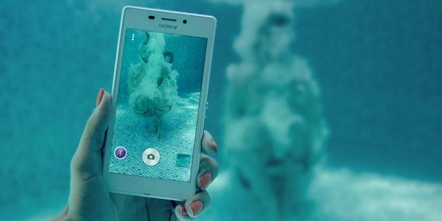 Đừng mang smartphone Xperia xuống hồ bơi nhé Đừng mang smartphone Xperia xuống hồ bơi nhé