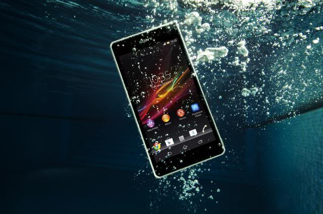 Ảnh quảng cáo điện thoại Sony chống nước dưới hồ bơi Ảnh quảng cáo điện thoại Sony chống nước dưới hồ bơi